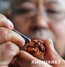 王緒德在創作核雕作品