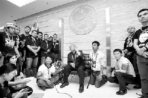 素貼(中)帶領示威者占領財政部