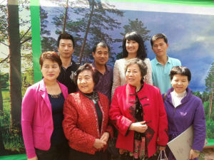 2012年同國家第一女總理吳桂賢（前左2）合影留念