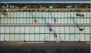 看著像玻璃，摩擦力卻很強大車小車都能跑