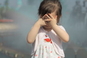 心裡害羞而舉動拘束不自然