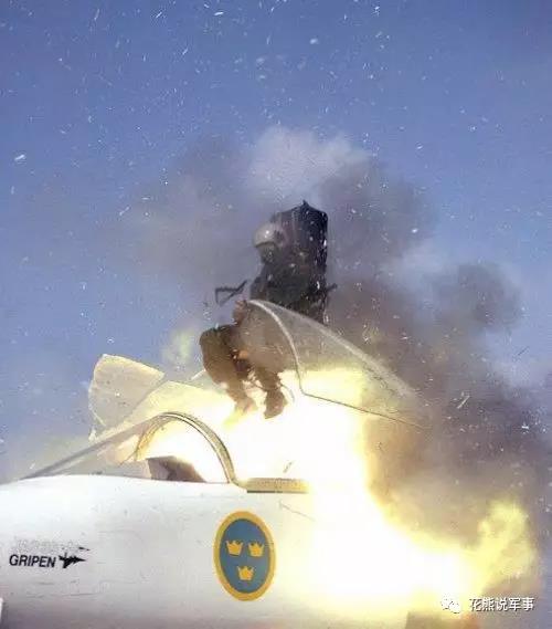 穿蓋彈射技術，可見空中飛舞的被炸飛的艙蓋玻璃碎片