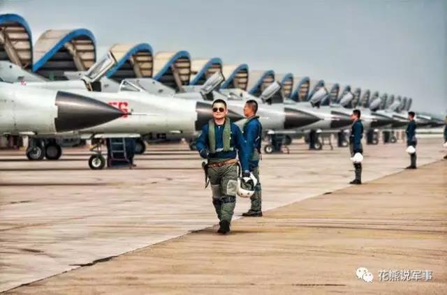 解放軍依然保有大量二代戰機，圖為殲8機群