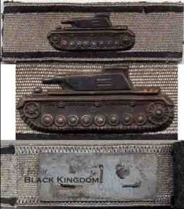 坦克外型竭盡模仿（對比細節仍可識別差異），棉線綬帶基墊。