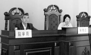 73歲的人民陪審員李才發在2008年10月21日參與審判