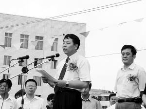 2004年8月，吉林市江灣大橋正式通車，於國華主持典禮儀式。