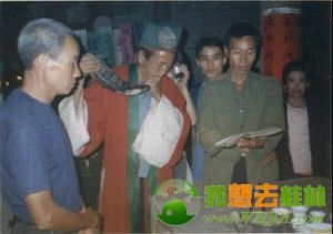 道公在吹牛角號，迎請神仙。