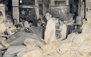 一九六二年疋頭服裝工會支持勞校籌款組織義車組在會址內舉行義車活動