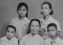 將母親從福建接到樂山的全家福