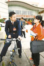 陳利浩騎腳踏車參加珠海市政協會議