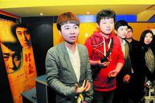 首映式後，高欣（左一）和他的團隊接受採訪