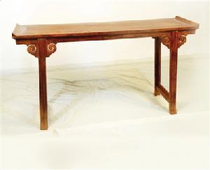 明代黃花梨雲紋翹頭案