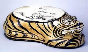 金褐釉彩繪虎形枕 金褐釉彩繪虎形枕