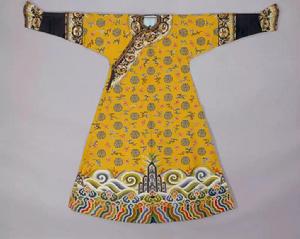 清乾隆黃色緙絲雲蝠壽袷袍 清乾隆黃色緙絲雲蝠壽袷袍