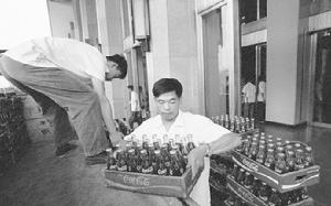 1979年9月 第一批到達中國的可口可樂