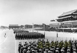 1950年10月1日，中國人民解放軍步兵部隊接受檢閱