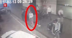 馬來西亞警方公開的金正男在機場遇害監控錄像，白衣女子疑為兇手