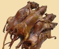 吃烤鼠肉下酒：