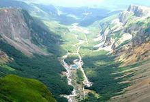 長白山[吉林省東北—西南走向山脈]