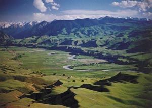 注意事項1、山里早晚溫差大，即使夏天出門也要帶上風衣或毛衣，出發前請收聽天氣預報，如有陰雨天氣請準備防雨服裝。2、請將自己活動行程臨行前告知家人或朋友以備不時之需。3、帶走自己產生的垃圾，儘可能的帶走別人的垃圾。4、注意新疆與內地有2小時時差。5、新疆大部分民族信仰依斯蘭教，因而在清真寺、清真餐館及穆斯林的家中，要注意飲食與談話內容。6、穿舒適的旅遊鞋。長途上路切記帶乾糧。7、新疆是水果之鄉，但吃過水果之後，儘量少喝冷水，以免腹瀉。要備些清熱解毒和腸胃藥。