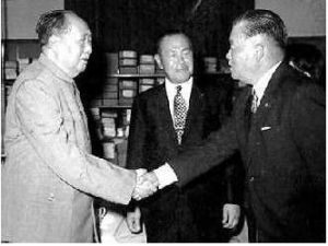 1972年9月27日，毛澤東主席在中南海會見來訪的日本首相田中角榮(中)和日本外務大臣大平正芳