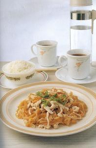 菜 名： 潮汕海蜇雞柳 主 料： 海蜇皮4兩（約160克），雞肉6兩（約240克），蒜頭2粒，芫荽少許，油1湯匙。 配 料： 醃料：鹽、糖各1/4茶匙，生粉1/2茶匙，蛋白1/2湯匙，麻油、胡椒粉各少許，水2湯匙。芡汁料：鹽、糖各1/4茶匙，生粉1/2茶匙，芝麻醬1茶匙，浙醋1湯匙，水2湯匙。 做 法： 1、海蜇皮用水浸2天（每天要換水2至3次），切絲，放入熱水中燙一燙，取出，瀝乾水分。2、雞肉切絲，加入醃料拌勻，醃20分鐘，泡嫩油。3、蒜頭去衣拍裂；芫荽洗淨瀝乾。4、燒熱油1湯匙，爆香蒜肉，雞絲回鑊，拌勻芡汁料埋芡，迅速炒拌，加入芫荽、海蜇，兜勻上碟。 備 註： 海蜇絲不宜煮長時間，只要用熱水燙一燙即可食用。熱水是鑊邊水微滾時，放入海蜇燙一燙，呈捲縮狀即撈出。