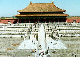 封建社會[實行封建政治、經濟制度的社會形態]