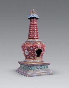 清乾隆紫紅地粉彩花冉紋喇嘛塔 清乾隆紫紅地粉彩花冉紋喇嘛塔