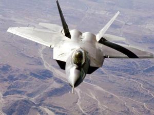 F-15（電影版中為F-22）超音速戰鬥機