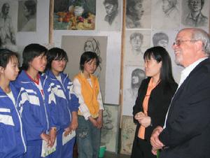 （圖）志願者老師凱能先生和興隆職中美術班學生交流