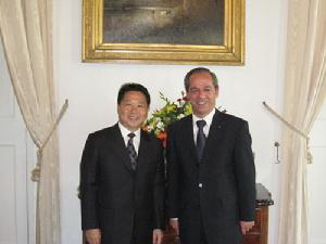 勞倫斯·岡奇與中國駐馬爾他大使柴璽