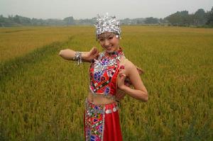 《星光大道》冠軍楊娟土家族服飾