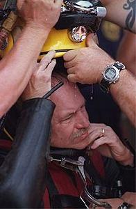 潛水員必須進入再壓艙以避免減壓症。