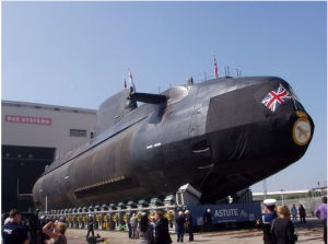 移出船塢，準備下水的“機敏”號側面的舷側聲納陣列清晰可見 