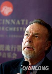 辛辛那提流行管弦樂團指揮艾瑞克·孔澤爾領導的