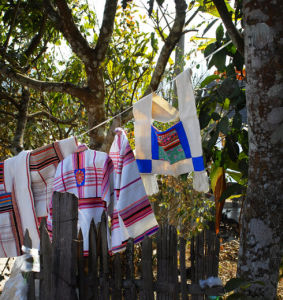 傳統服裝全靠手工紡織，製作不易，因此十分愛惜，平日並不太穿著。