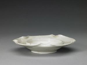 定窯白釉荷葉式盞托 定窯白釉荷葉式盞托