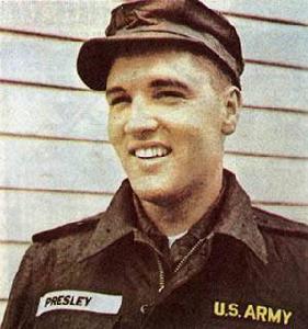 （圖）普雷斯利穿上軍裝，準備放下吉它扛槍從戎