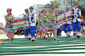 廣西壯族民眾歡度“三月三”歌圩