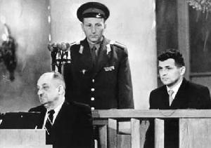 鮑爾斯接受審判時的照片