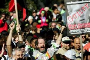 （圖）反對布希政府的民眾在紐約舉行示威遊行。 