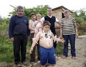 伊萬將各種金屬廚具吸附在身上