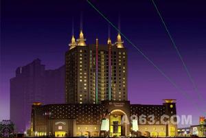 巧妙大氣的燈光設計令酒店的外觀在夜間更具感人力量。