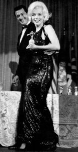 Marilyn Monroe穿著NORMAN NORELL設計的亮片裙