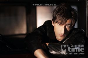 亞德里安·布洛迪在《高中》中飾演毒販