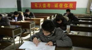 高校考試季流行“王小三體”，幽默口吻提醒杜絕作弊。