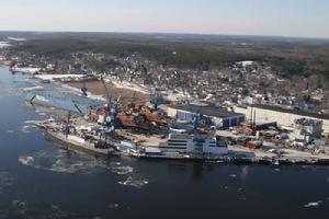 （圖）座落於緬因州肯尼貝克河畔的巴斯造船廠全景