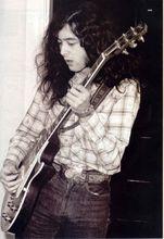 Jimmy Page在演奏他的Les Paul