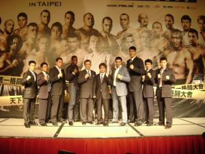 張恩煌~歷史性的一刻,台灣選手同登世界舞台,左1.2范仲傑,楊東雄,右1.2王中原,張景雄,谷川貞治-FEG CEO