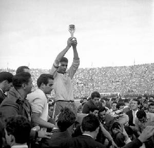 1962年，在智利安第斯山腳下，巴西隊在球王貝利因傷缺陣的情況下，連續第2次獲得了世界冠軍稱號。